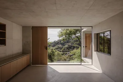 Interior de casa em concreto e madeira