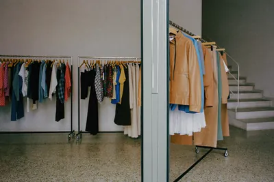 Arara de roupas de linho numa loja