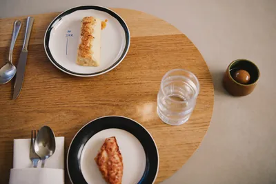 Mesa de restaurante com pratos servidos